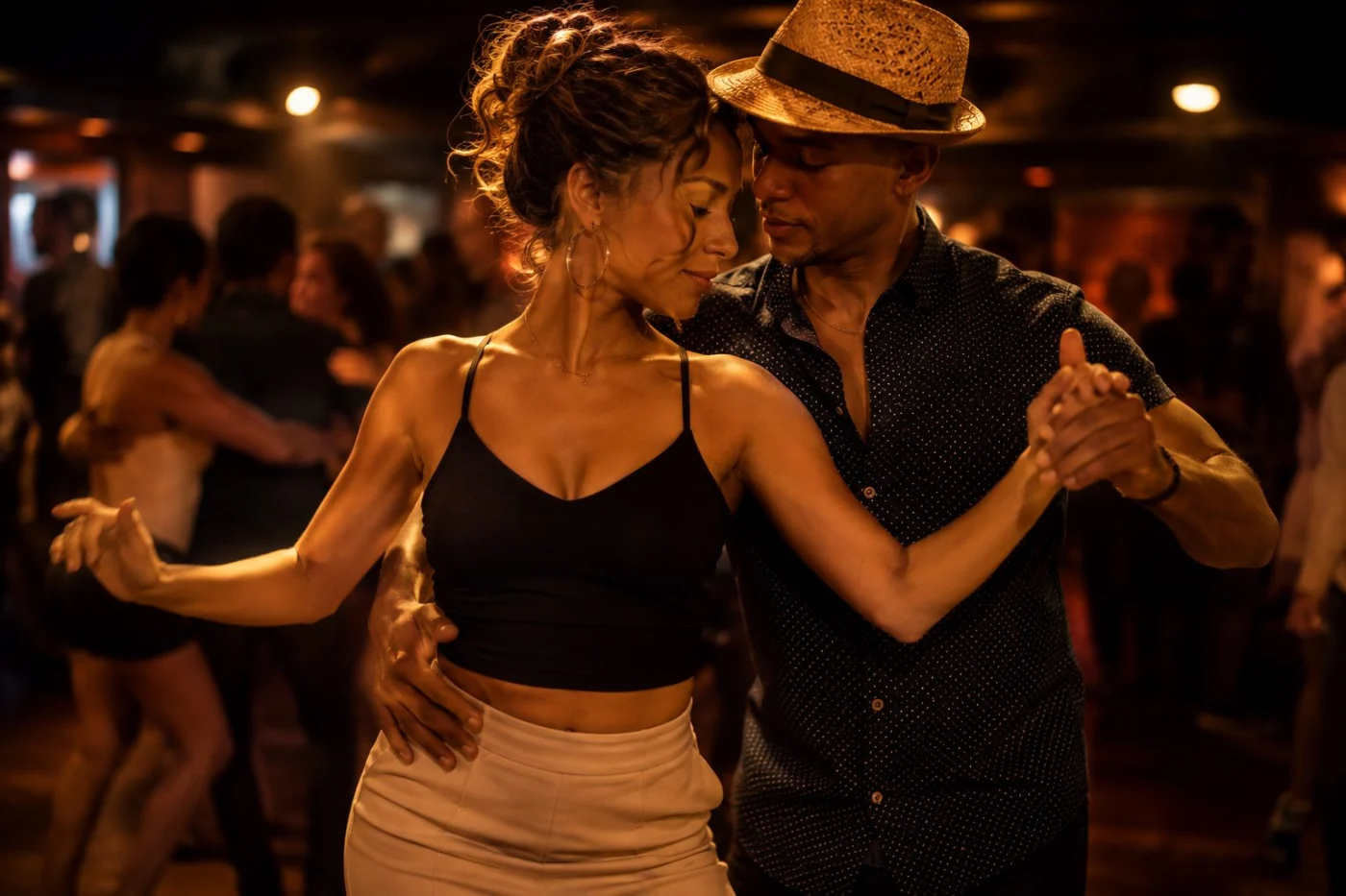 Couple dansant la salsa en accord avec le cycle rythmique