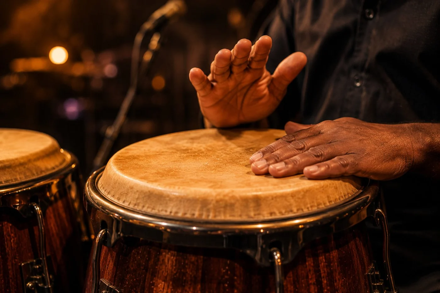 Mains jouant le tumbao sur des congas