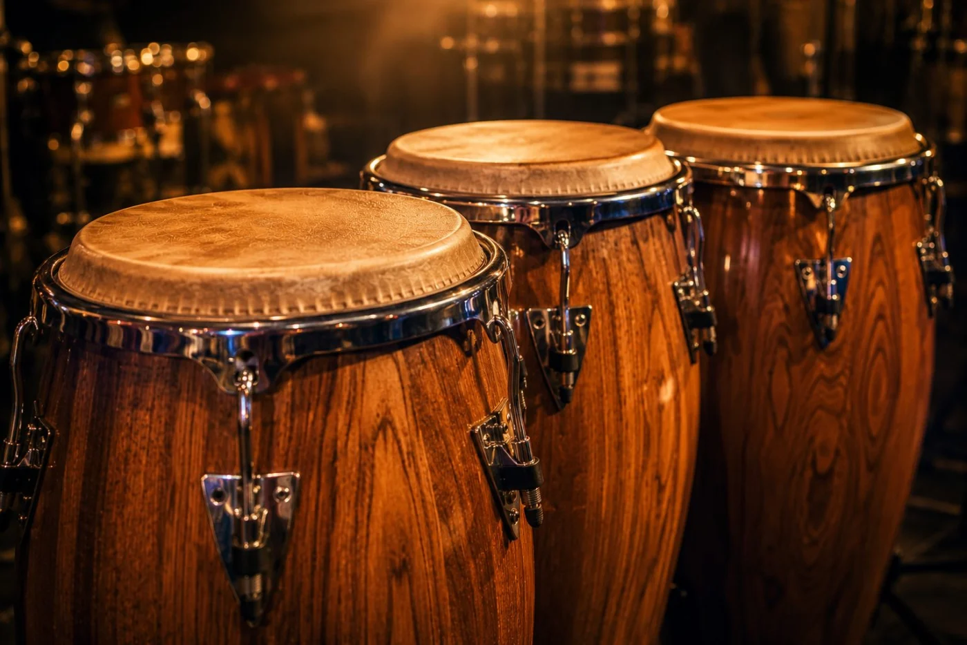 Trois congas en bois avec peaux tendues