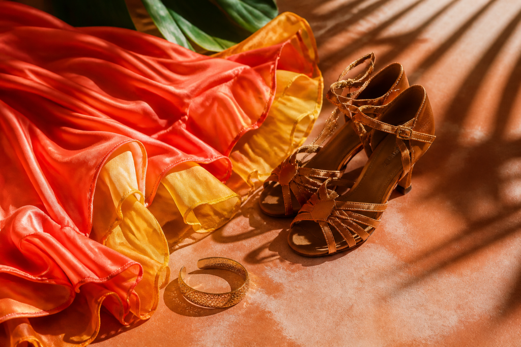 Still-life salsa cubaine : tissu corail et chaussures de danse — illustration générée pour la démonstration